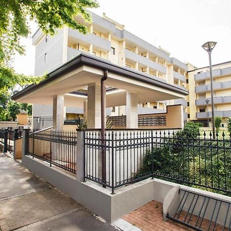Hq Aparthotel Milano Inn - Smart Suites Чинизелло-Бальзамо Экстерьер фото