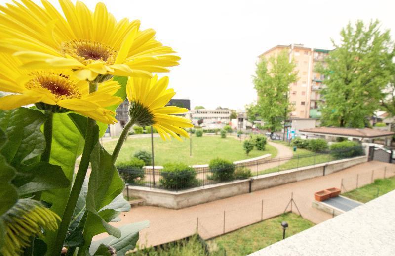Hq Aparthotel Milano Inn - Smart Suites Чинизелло-Бальзамо Экстерьер фото